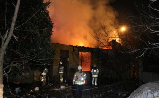 Kadıköy’de 4 metruk bina alev alev yandı.