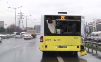 Küçükçekmece’de midibüs halk otobüsüne çarptı: 2 yaralı