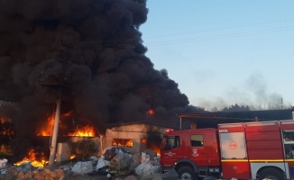 Plastik fabrikası alevlere teslim oldu