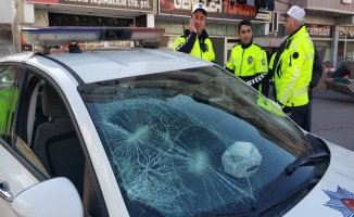 Polis aracının camını kırdılar,bastonla polise saldırdılar