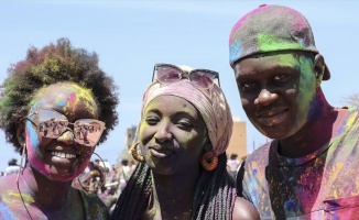 Senegal&#39;de Holi Festivaline yoğun ilgi