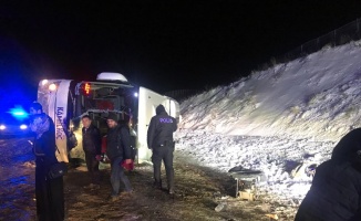 Sivas’ta otobüs devrildi: 3’ü ağır çok sayıda yaralı