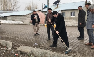 Ağrı Belediye Başkanı Sayan fırçayla sokakları temizledi