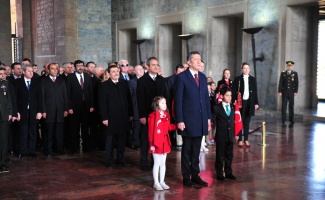 Bakan Selçuk ve çocuklar Anıtkabir&#039;de