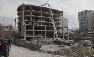 Beton dökme vincinin aparatı devrildi: 1 ölü