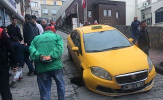 Beyoğlu’nda yol çöktü: taksi tekeri çukura girdi