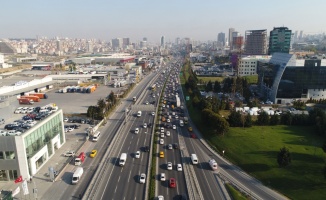 ‘Büyük Göç’te, trafiğe takılan tırlar havadan görüntüledi