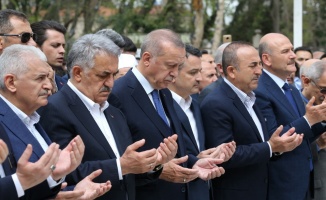 Cumhurbaşkanı Erdoğan, Mustafa Yazıcı’nın tabutuna omuz verdi