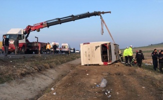 Denizli'de yolcu otobüsü devrildi: 2 ölü, 22 yaralı