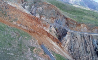 Depremle gelen heyelan ilçeye bağlantı yolunu kapattı