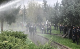 Diyarbakır’da izinsiz gösteriye polis müdahalesi