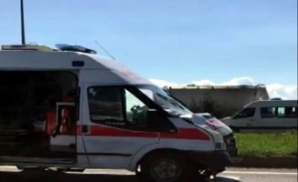 Erken doğan bebeği taşıyan ambulans otomobile çarptı