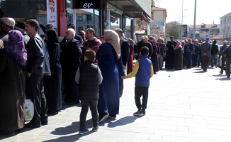 Erzincan’da ucuz et kuyruğu