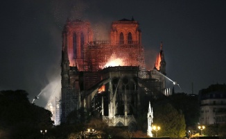 Fransa’da “Notre Dame” yangını tüm dünyayı üzdü