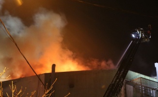 İki binanın çatısı alev alev yandı