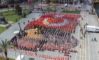 İzmir’de 23 kutlamalarında görsel şölen