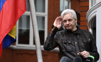 Julian Assange, İngiliz polisi tarafından gözaltına alındı