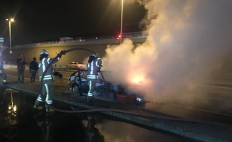 Kağıthane’de seyir halindeki otomobil alev aldı