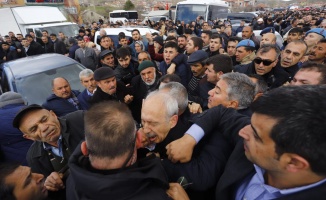 Kılıçdaroğlu&#39;na şehit cenazesinde yumruklu saldırı