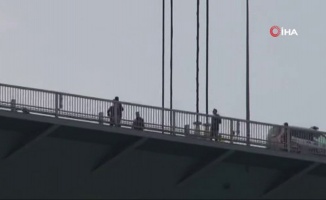 Köprüdeki intihar girişimi havadan görüntülendi