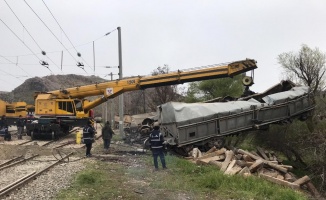 Malatya’da tren kazasındaki enkaz kaldırma çalışmaları sürüyor