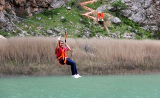 Muhteşem manzarasıyla Fırat üzerinde zipline keyfi