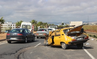 Otomobille minibüs çarpıştı: 6 yaralı