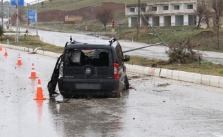 Refüje çıkan araç direği yerinden söktü: 3 yaralı