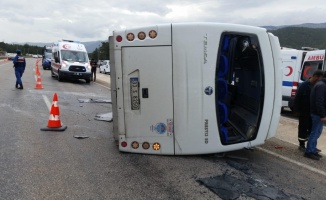 Silifke’de işçileri taşıyan midibüs kaza yaptı: 11 yaralı