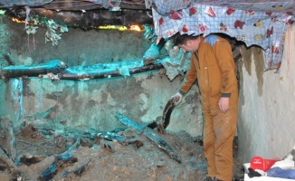 Şırnak’ta toprak evin damı çöktü