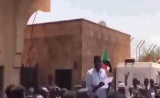 Sudanlılardan Mısır Büyükelçiliği önünde protesto