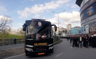 Takımlar stada geldi