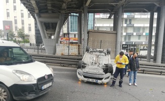 Takla atan araç trafiği durma noktasına getirdi