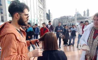 Taksim Meydanı’nda saç kesimi yaptı, ilgi odağı oldu