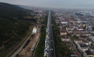 TEM’de feci kaza: 20 kilometrelik araç kuyruğu oluştu