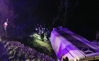 Turistleri taşıyan minibüs kaza yaptı: 12 yaralı