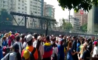 Venezuela’da askerler ve siviller sokakta