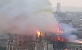 Yanan Notre Dame Katedrali’nin kulesi çöktü