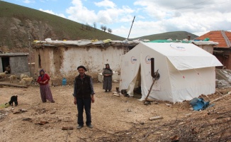 Yaşanan depremlerden dolayı vatandaş evlerine giremiyor