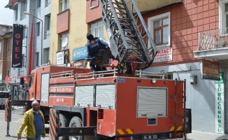 Ağrı’da şiddetli rüzgar çatıları uçurdu