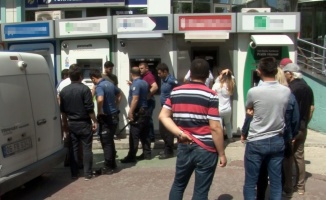 Arsa parasını yutan ATM’ye baltayla saldırdı