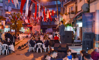 Beyoğlu&#039;nda Ramazan sofraları sokaklara taştı