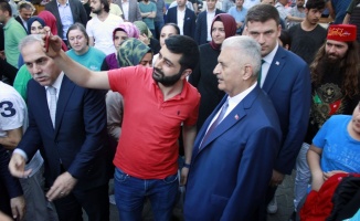 Binali Yıldırım, Fatih’te çarşamba pazarını gezdi