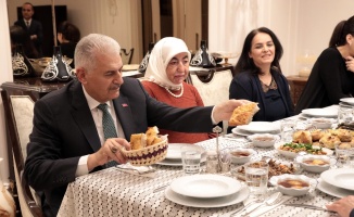 Binali Yıldırım iftarda Yılmaz ailesini evinde misafir etti