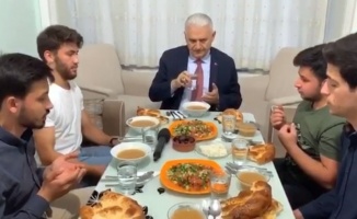 Binali Yıldırım öğrencilerle birlikte iftar yaptı