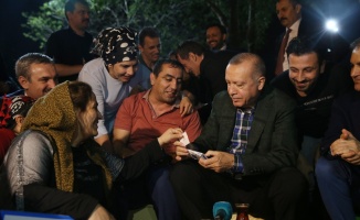 Cumhurbaşkanı Erdoğan, Zeytinburnu Sahili’nde vatandaşlarla çay içti