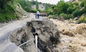 Hakkari’de iki mahalle yolu tehlike saçıyor