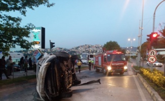 İşaret levhasına çarpan araç takla attı