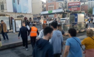 Karaköy’de turistlerin tramvay kavgası kamerada