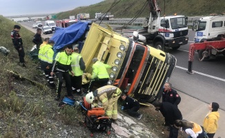 Kuzey Marmara Otoyolu’nda kamyon devrildi: 1 yaralı